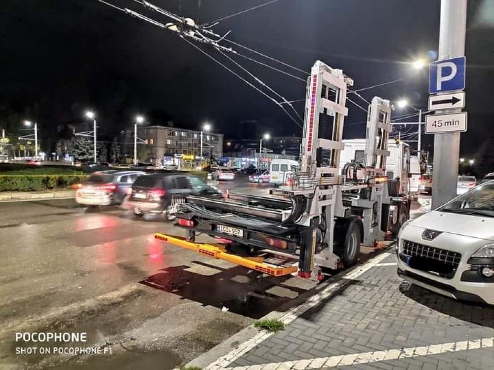 (FOTO) „Dreptatea e la fundul mării”. Autospeciale care evacuază maşini, surprinse parcate neregulamentar în capitală