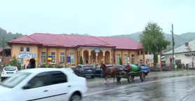 Primar la 24 de ani. Vrea mobilă nouă în birou și fete care să joace fotbal