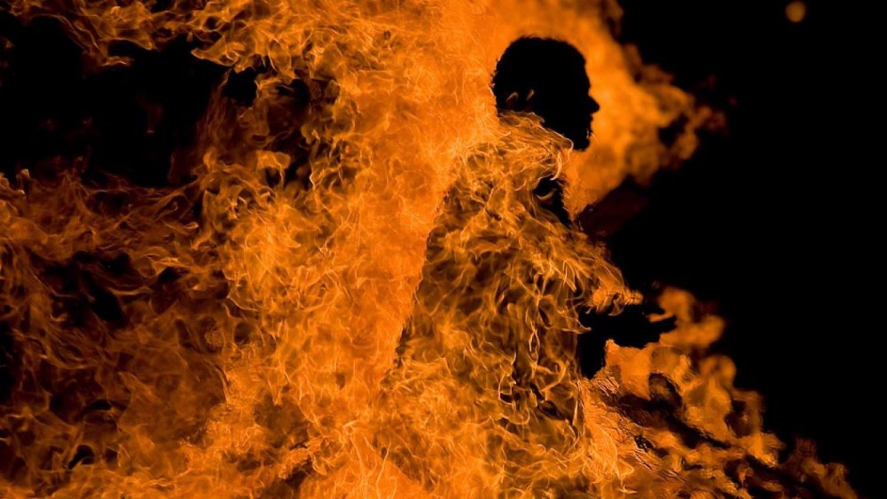 Gest disperat a unui bărbat din Hîncești. S-a stropit cu benzină și și-a dat foc din motiv că divorțează