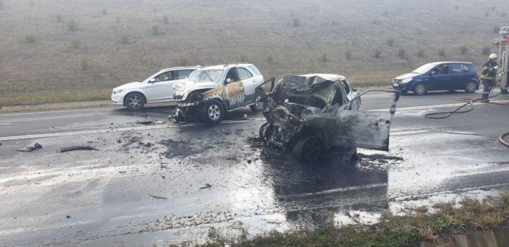 FOTO // Accident de proporții în raionul Ialoveni! Un automobil a ARS complet în urma loviturii