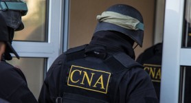 Un bărbat, anunţat în căutare pentru trafic de influenţă, preluat de CNA de la aeroport