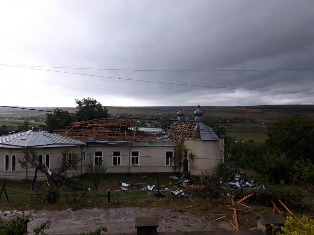FOTO // Ploaia face ravagii prin țară: La Criuleni a fost deteriorat acoperișul unei Biserici