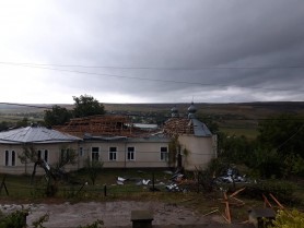 FOTO // Ploaia face ravagii prin țară: La Criuleni a fost deteriorat acoperișul unei Biserici