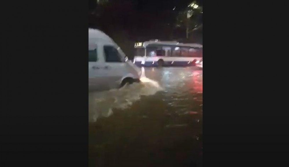 VIDEO // Potop în capitală: Strada Ion Creangă, transformată într-un râu. Se circulă la o viteză minimă