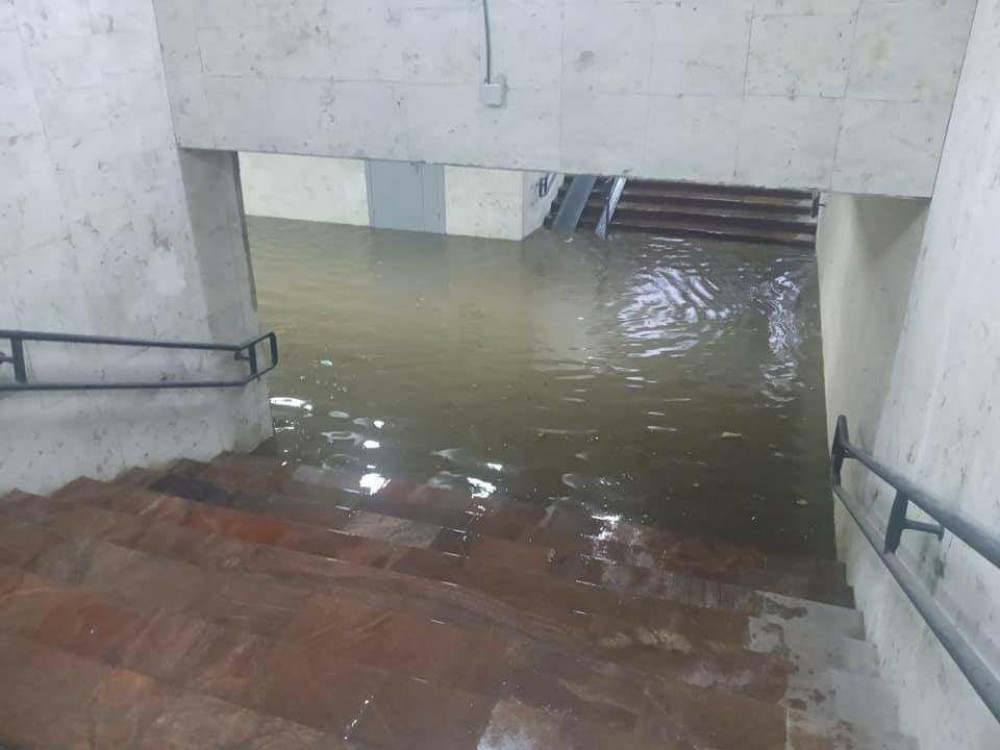 FOTO // Un pasaj subteran din capitală care este în curs de renovare, INUNDAT până la brâu