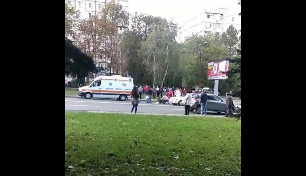 FOTO-VIDEO // Accident GRAV în sectorul Botanica din capitală. O femeie a fost lovită pe trecerea de pietoni