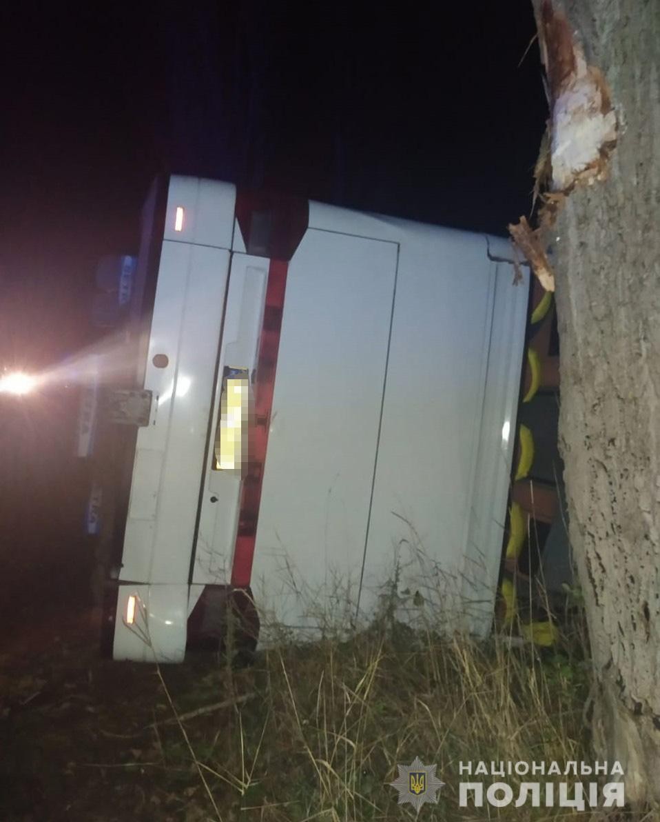 FOTO // Un autobuz plin cu pasageri s-a răsturnat într-o regiune din Ucraina. Acesta efectua cursa Chișinău-Moscova