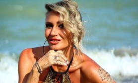 FOTO // Apariție fierbinte a unei vedete de televiziune din România. A apărut complet goală pe o plajă