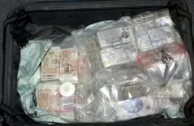 O femeie a fost arestată în aeroport după ce a încercat să plece în Dubai cu două milioane de lire în numerar