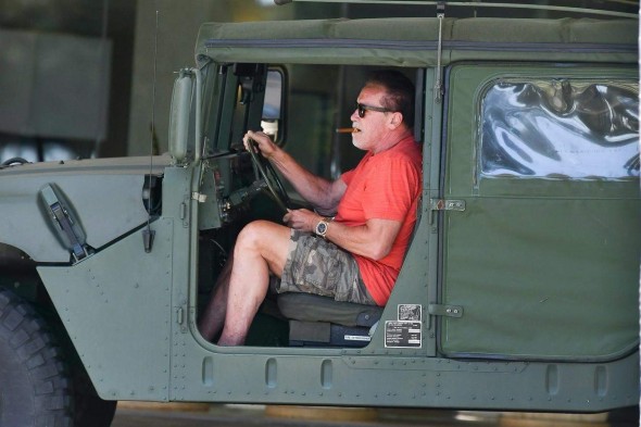 FOTO // Relaxat și cu un trabuc în gură. Cum arată Arnold Schwarzenegger la ai săi 73 de ani