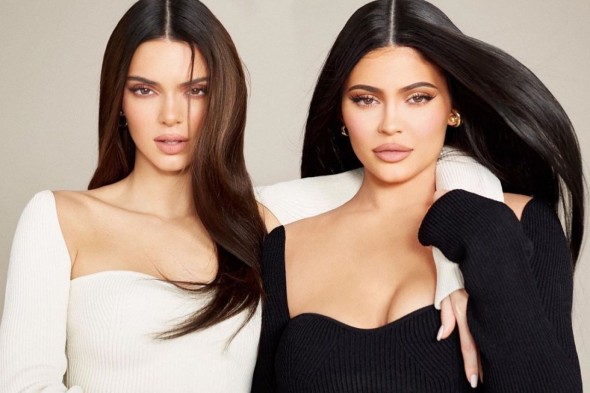 Kylie Jenner, poză înduioșătoare din copilărie alături de sora ei, Kendall