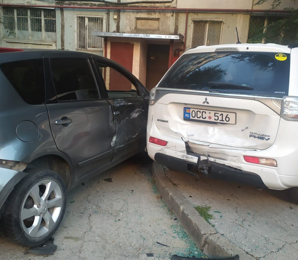 FOTO // Un șofer de 18 ani a avariat patru mașini parcate. Nu a încăput în curtea unui bloc