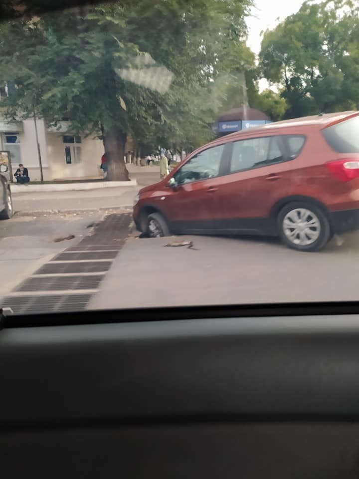 FOTO // Ghinionul unui șofer. A nimerit cu roata mașinii într-o gaură formată în asfalt