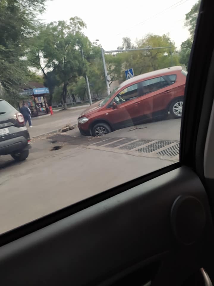 FOTO // Ghinionul unui șofer. A nimerit cu roata mașinii într-o gaură formată în asfalt
