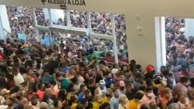 Într-un oraș lovit puternic de pandemie, oamenii s-au călcat în picioare la inaugurarea unui magazin