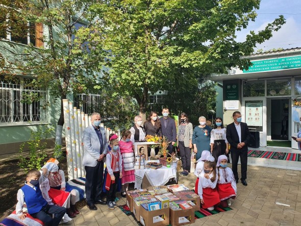 Ambasada României a donat 500 de cărți Liceului teoretic „Mihai Eminescu” din Comrat
