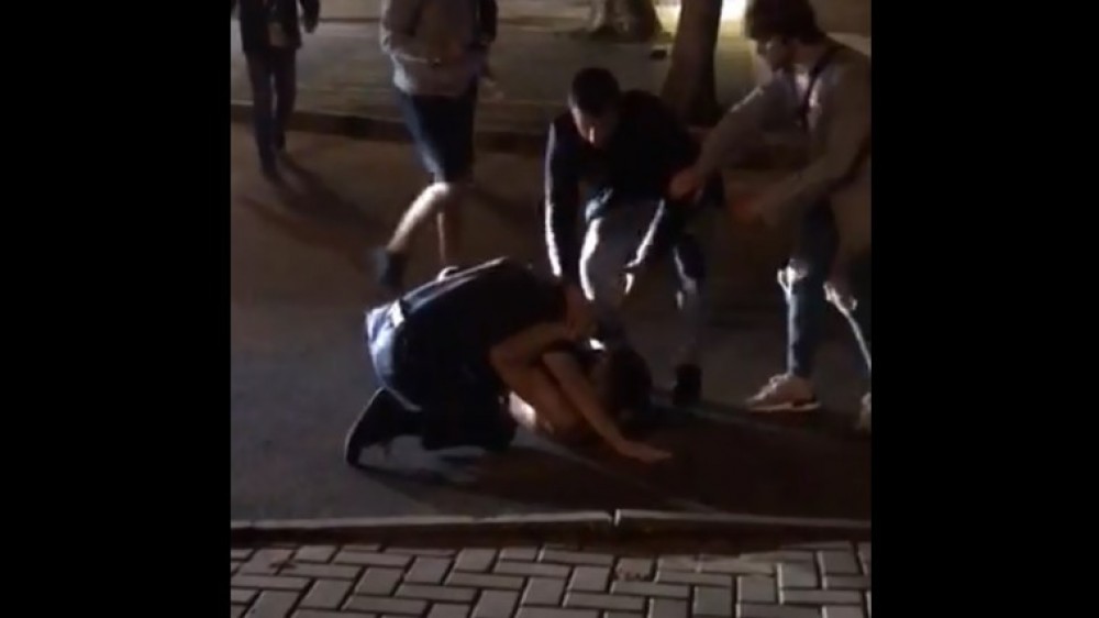 VIDEO // Trecătorii au sărit în ajutorul unui polițist ce a fost agresat de un bețiv