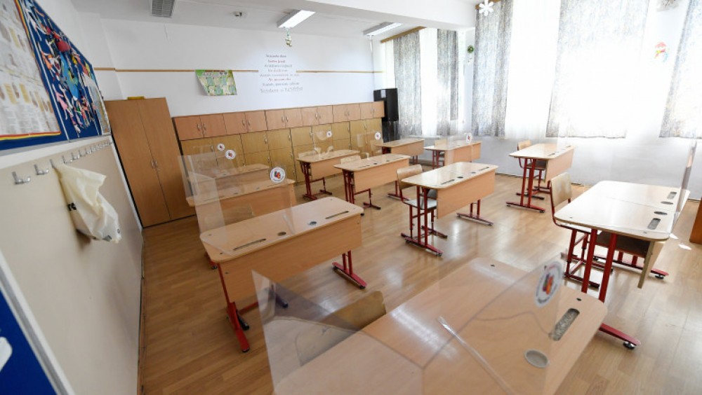Coronavirusul bântuie prin instituțiile de învățământ: peste 6000 de elevi sunt plasați în regim de autoizolare