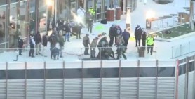VIDEO // Momentul în care tânărul ce amenința că se aruncă de pe Trump Tower, este REȚINUT de poliție