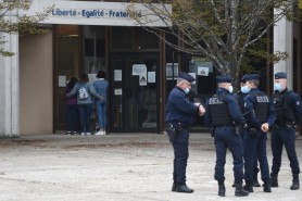 Ucigașul profesorului francez a trimis un SMS unui părinte deranjat de caricaturi