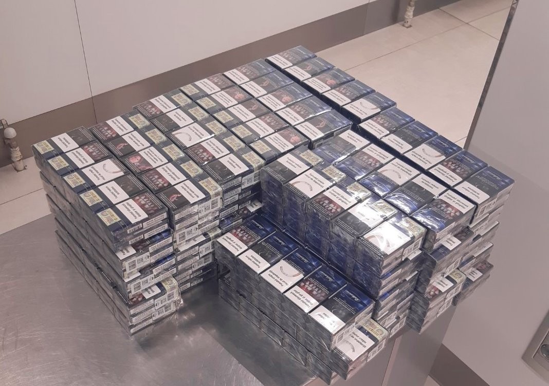 A învelit 10.000 de țigări în staniol și s-a pornit spre Londra. Un moldovean reținut pe Aeroportul din Chișinău