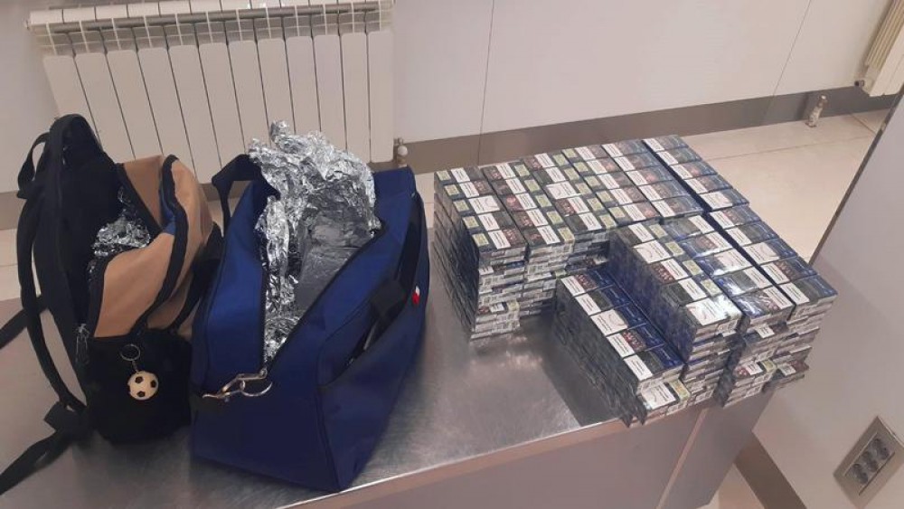 A învelit 10.000 de țigări în staniol și s-a pornit spre Londra. Un moldovean reținut pe Aeroportul din Chișinău