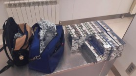 A învelit 10.000 de țigări în staniol și s-a pornit spre Londra. Un moldovean reținut pe Aeroportul din Chișinău