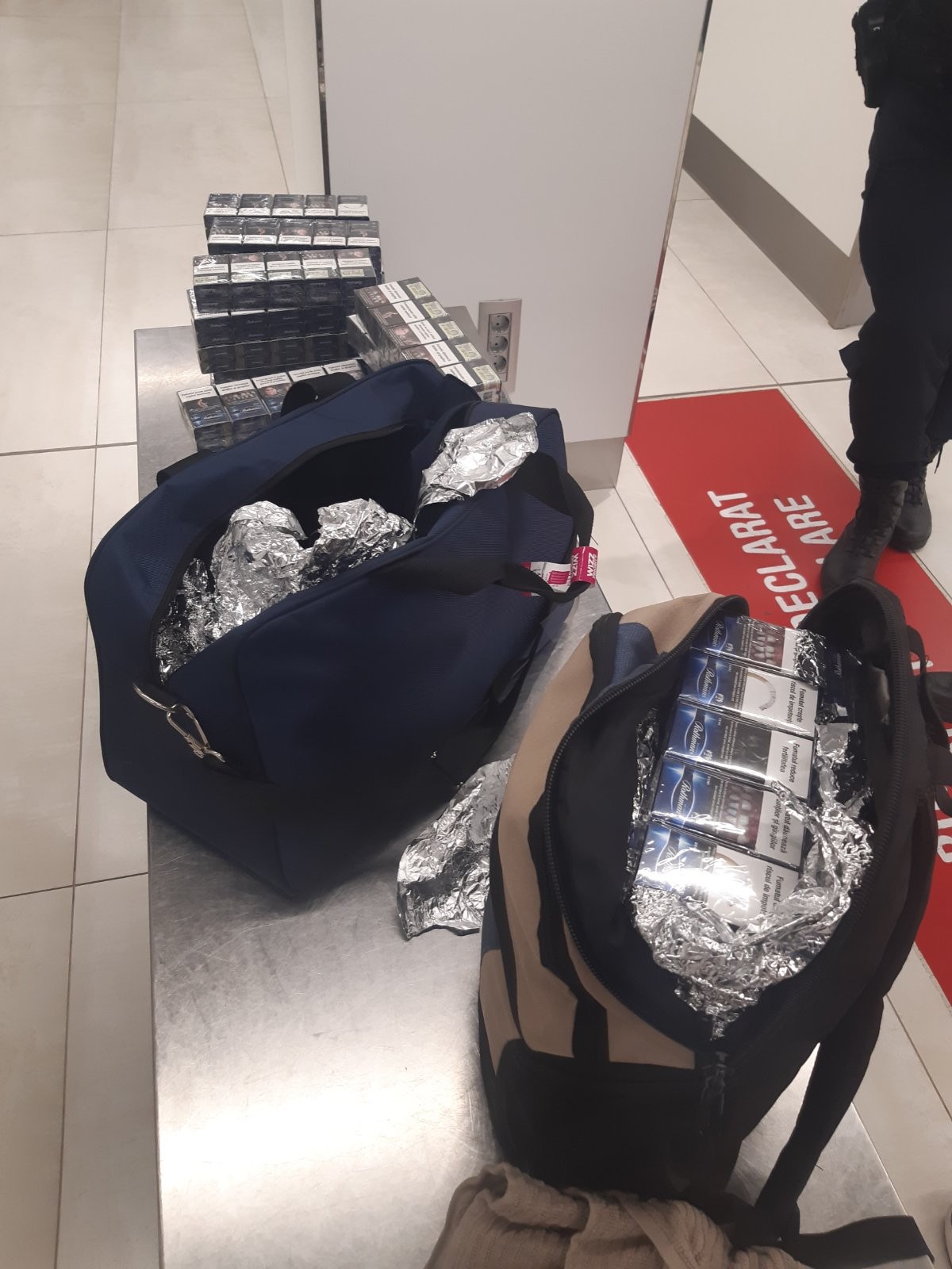 A învelit 10.000 de țigări în staniol și s-a pornit spre Londra. Un moldovean reținut pe Aeroportul din Chișinău