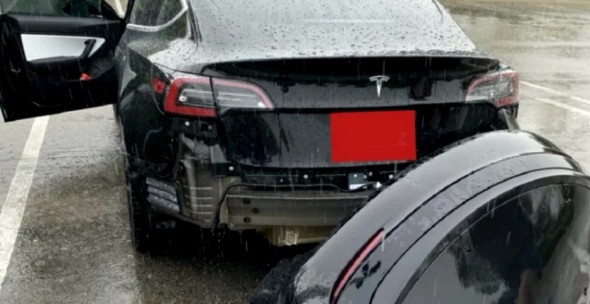 Iată ce a pățit un automobil Tesla Model 3 care a trecut printr-o baltă