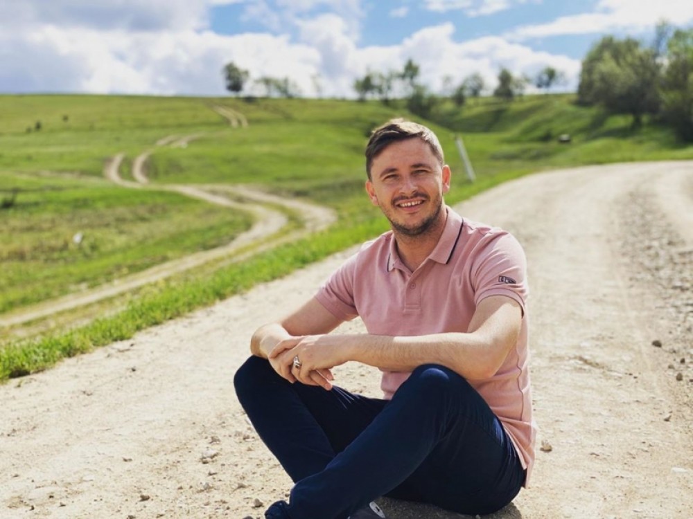 VIDEO // Emilian Crețu declară că vrea copii, însă NU de la iubită. „Aș apela la mamă surogat”