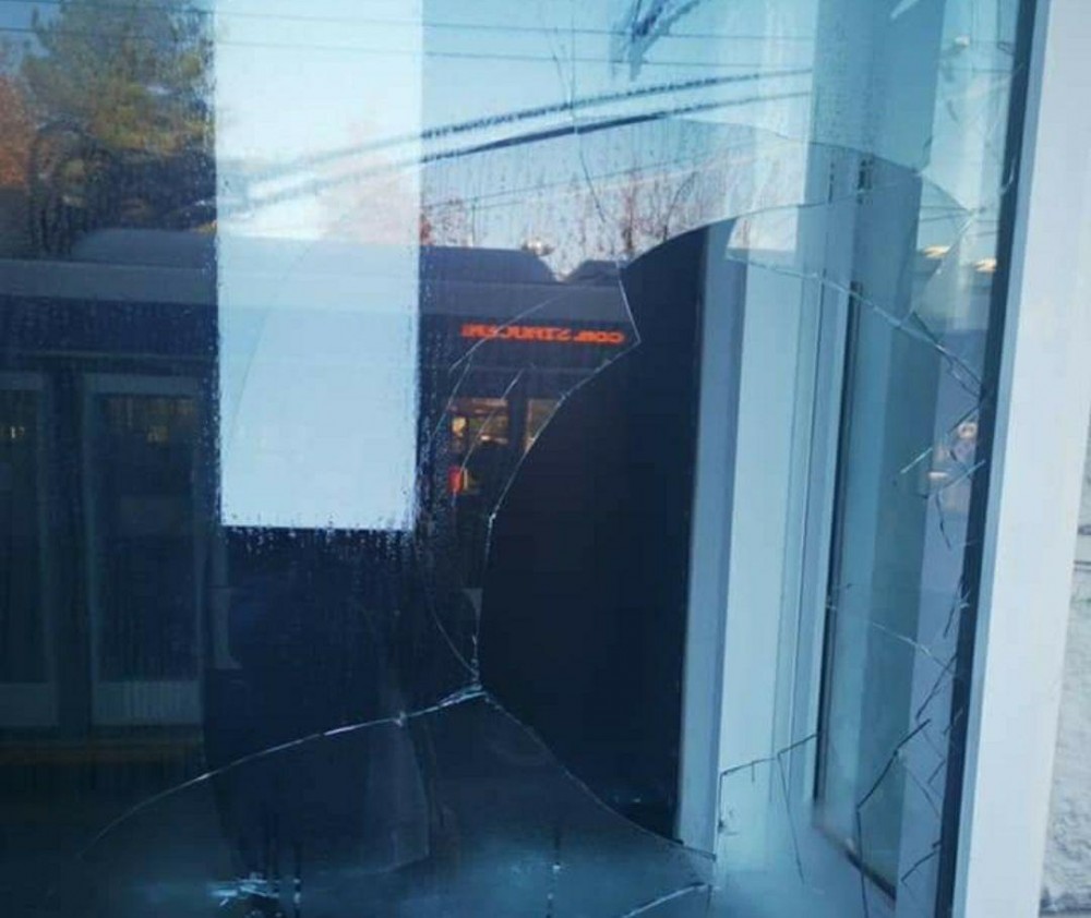 VIDEO // Momentul în care este vandalizată vitrina magazinului Gemeni din capitală