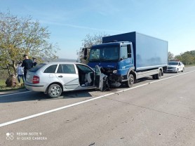 FOTO // Un automobil s-a izbit frontal cu un camion. Sunt victime