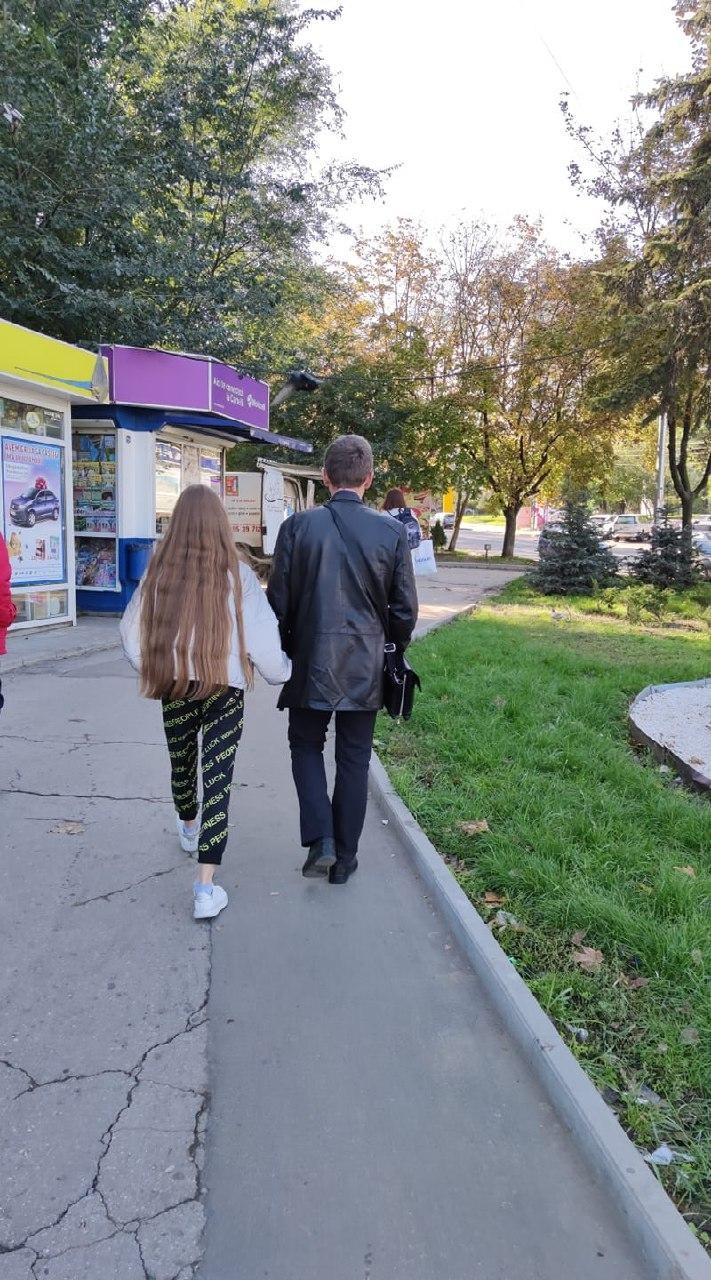 FOTO // Caz suspect de pedofilie întâlnit pe o stradă din capitală
