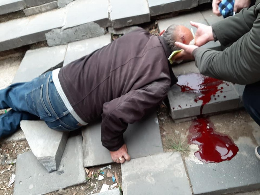 FOTO // Au chemat imediat Ambulanța. Un bărbat a fost găsit într-o baltă de sânge