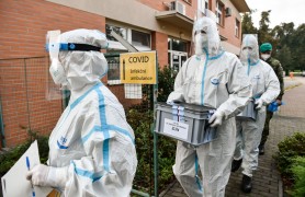 Slovacia înăspreşte restricţiile şi continuă testarea în masă. Cehia a depăşit 15.000 de cazuri pe zi