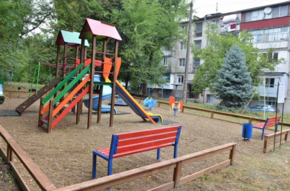 În atenția părinților: Accesul la terenurile de joacă din capitală rămâne restricţionat