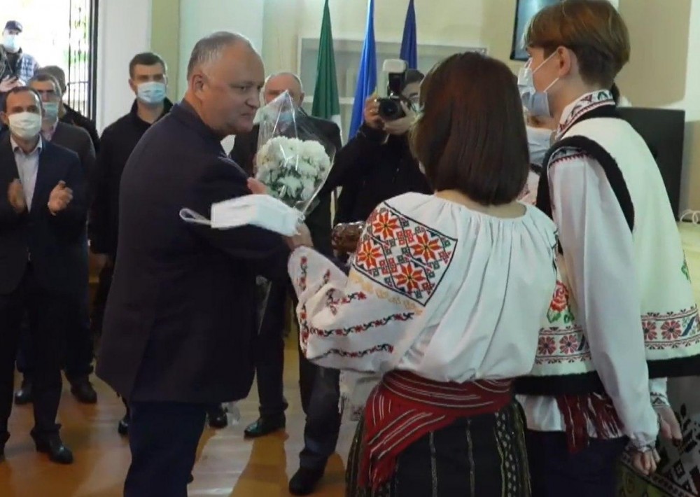 Reacția lui Igor Dodon după incidentul de la Fălești când s-a ascuns de Usatîi în spatele bodyguarzilor