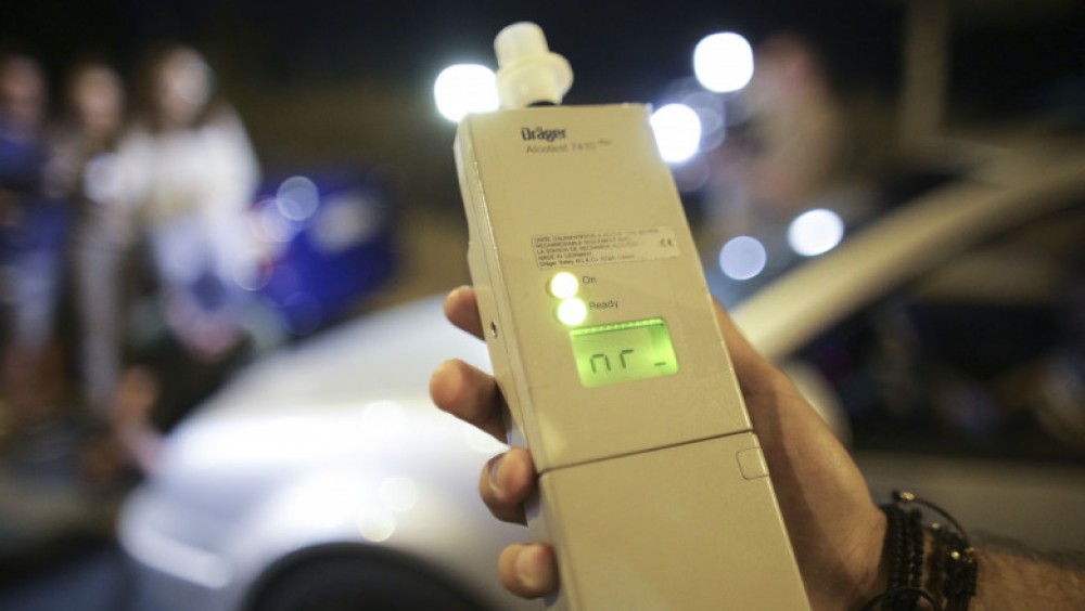 În atenția șoferilor: Un polițist a demonstrat cu etilotestul că dezinfectarea pe mâini crește alcoolemia