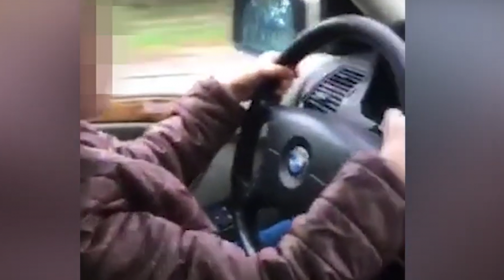 Un tată și-a filmat copilul minor la volanul BMW-ului și a plasat imaginile pe internet