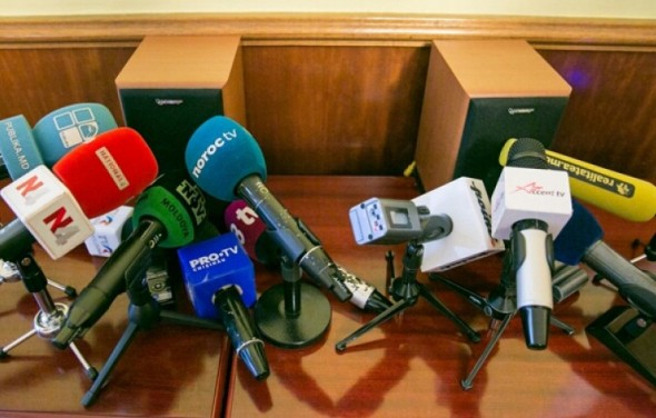 Patru din zece posturi de televiziune favorizează masiv anumiți candidați