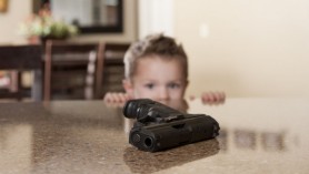 Un copil de 3 ani a murit la petrecerea de ziua lui jucându-se cu o armă