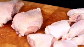Pui cu superbacterii, în magazine. O analiză la nivel european ridică din nou problema folosirii antibioticelor în ferme