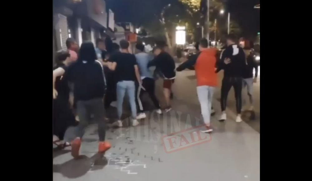 VIDEO // (UPDATE) Luptă ca în filme pe străzile Chișinăului. Mai mulți tineri, surprinși în timp ce își împărțeau pumni și picioare