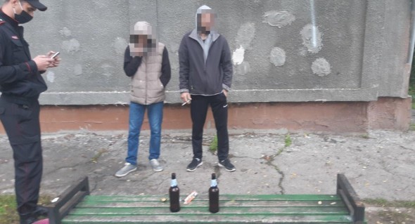 FOTO // Indivizi prinși cu droguri de carabinieri pe străzile din Chișinău