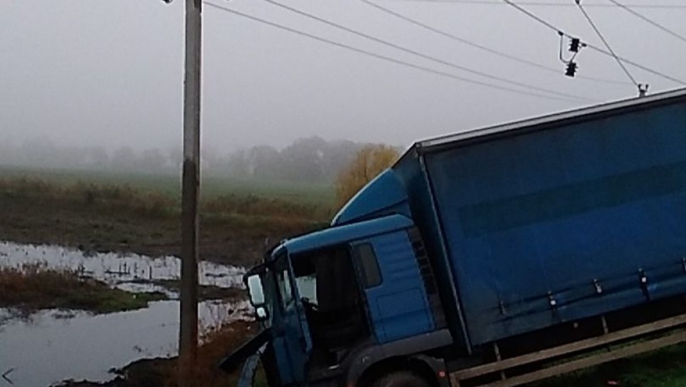 Hâncești: Un camion a derapat de pe carosabil și a fost proiect într-un pilon al liniei electrice aeriene
