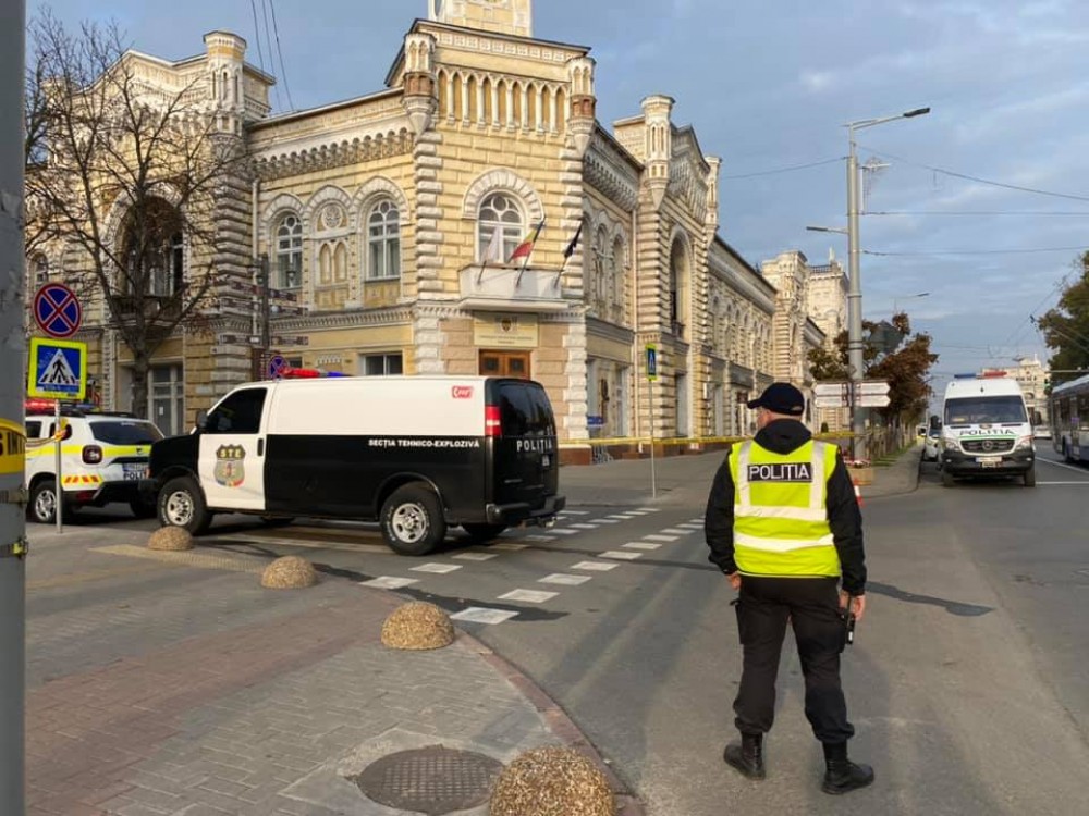 FLASH // ALERTĂ cu BOMBĂ la Primăria capitalei și Ambasada Ucrainei. Geniști au izolat perimetru