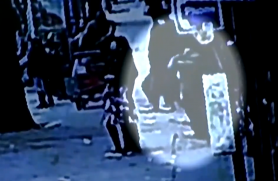 Un bărbat a căzut într-o groapă plină cu șobolani, după ce trotuarul a cedat sub el