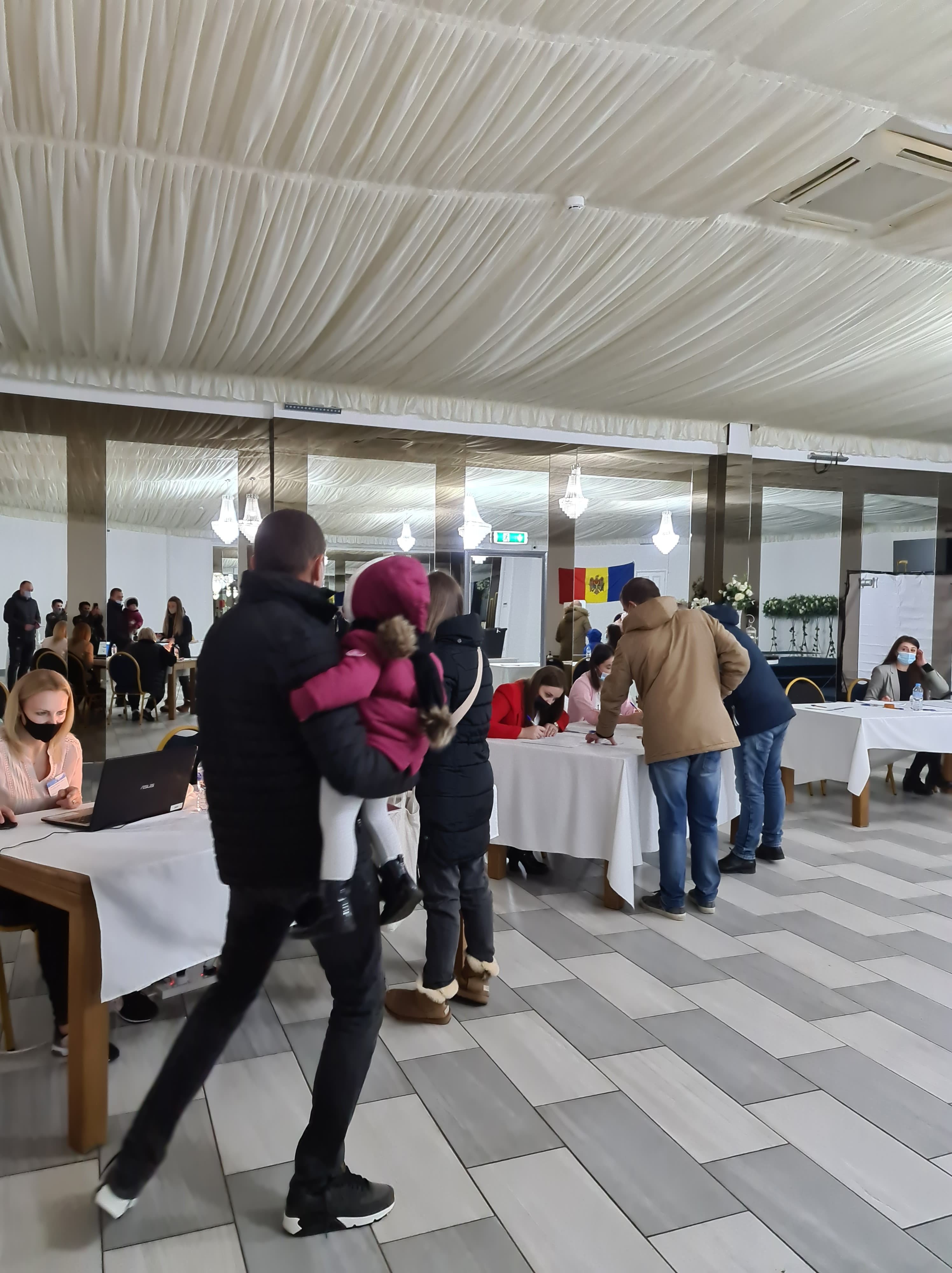 FOTO / VIDEO : Cum se mobilizează moldovenii din Northampton la vot. Imaginile cu cozile formate la secția de vot