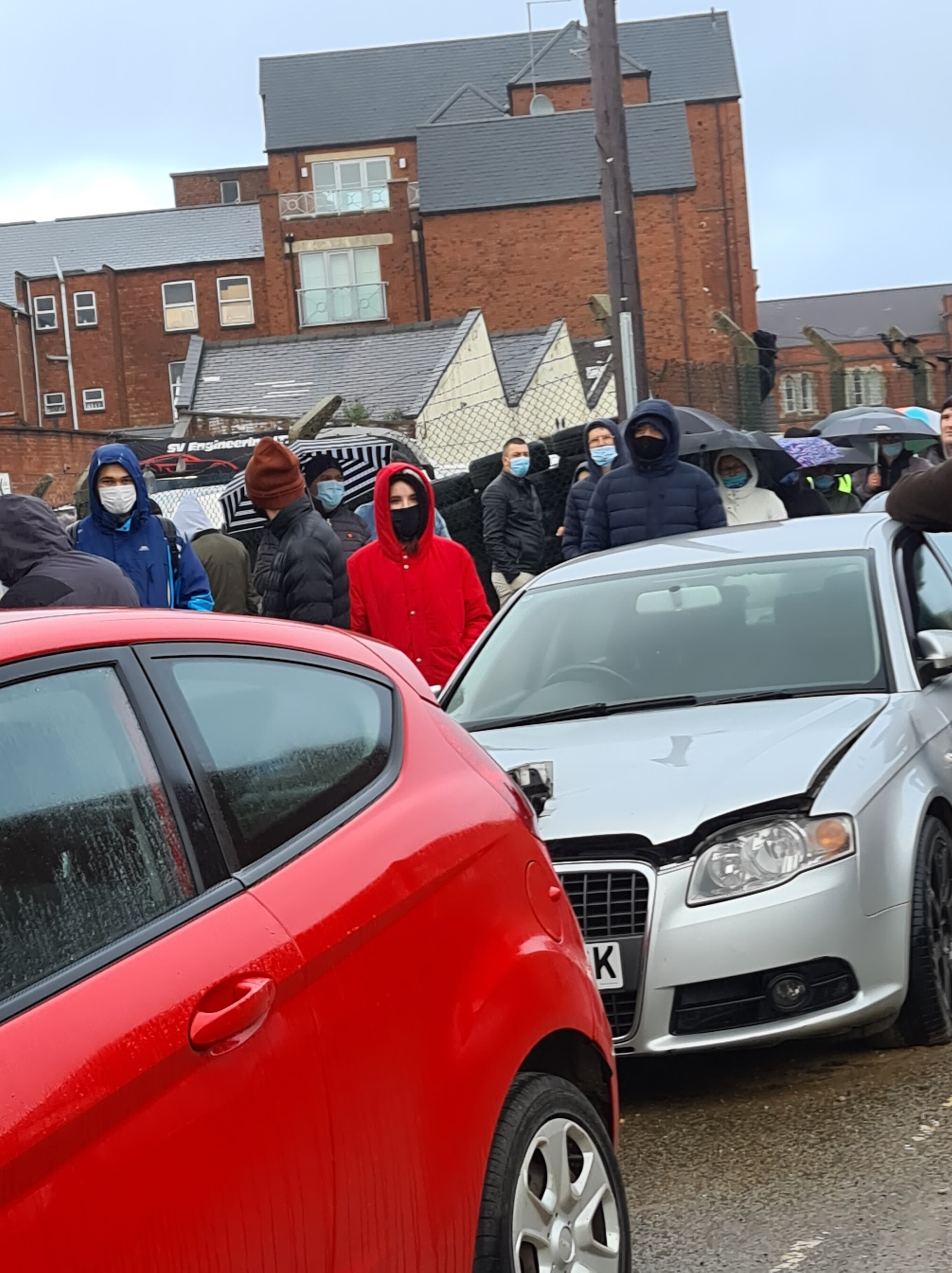 FOTO / VIDEO : Cum se mobilizează moldovenii din Northampton la vot. Imaginile cu cozile formate la secția de vot