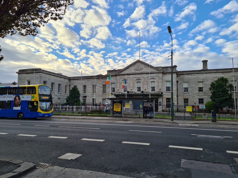 FOTO // În pofida restricțiilor anti-COVID dure, moldovenii din Irlanda s-au mobilizat formând cozi la secțiile de vot din Dublin